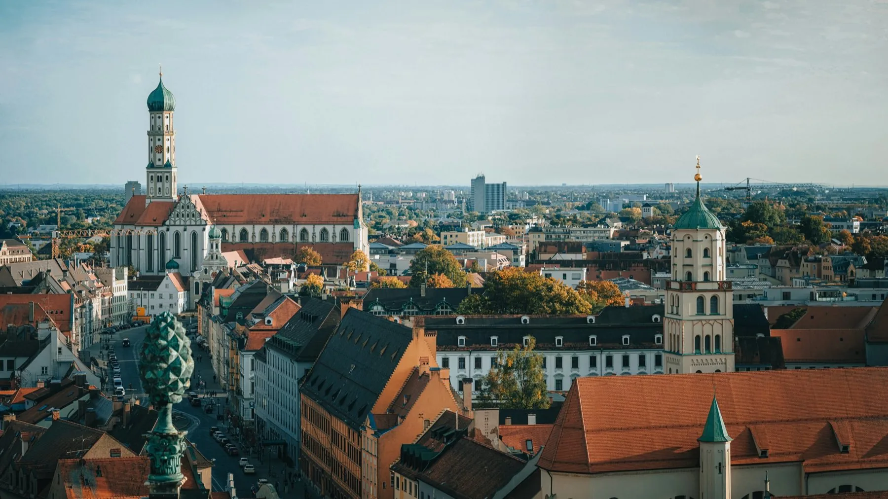 Blick über die Augsburger Altstadt mit St. Ulrich und Afra und dem Perlachturm